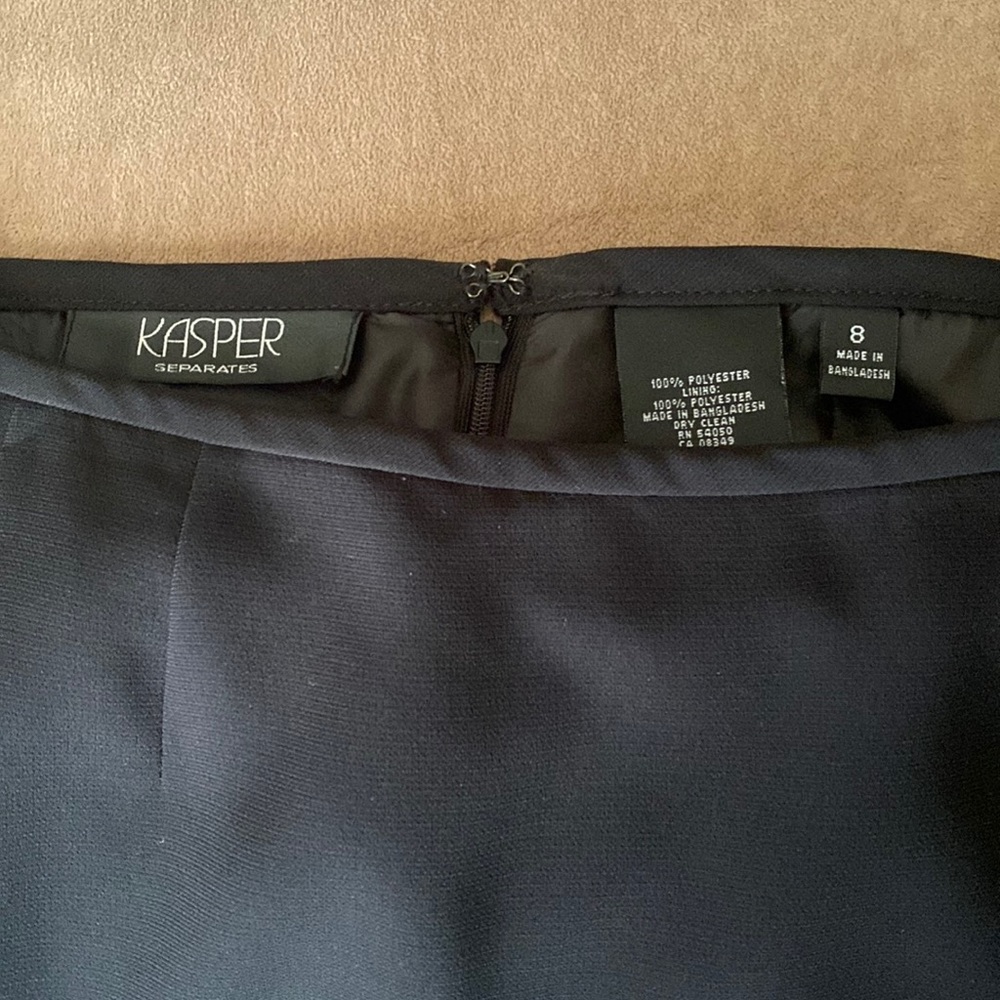 Women nice black skirt. Never used. It’s practically new.